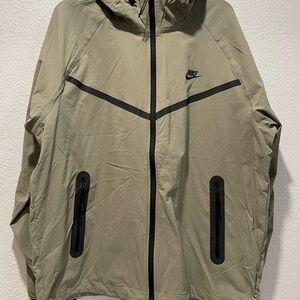 $145 Nike Tech Woven Windrunner Lightweight Jacket Light Army Men's L HM7151-320